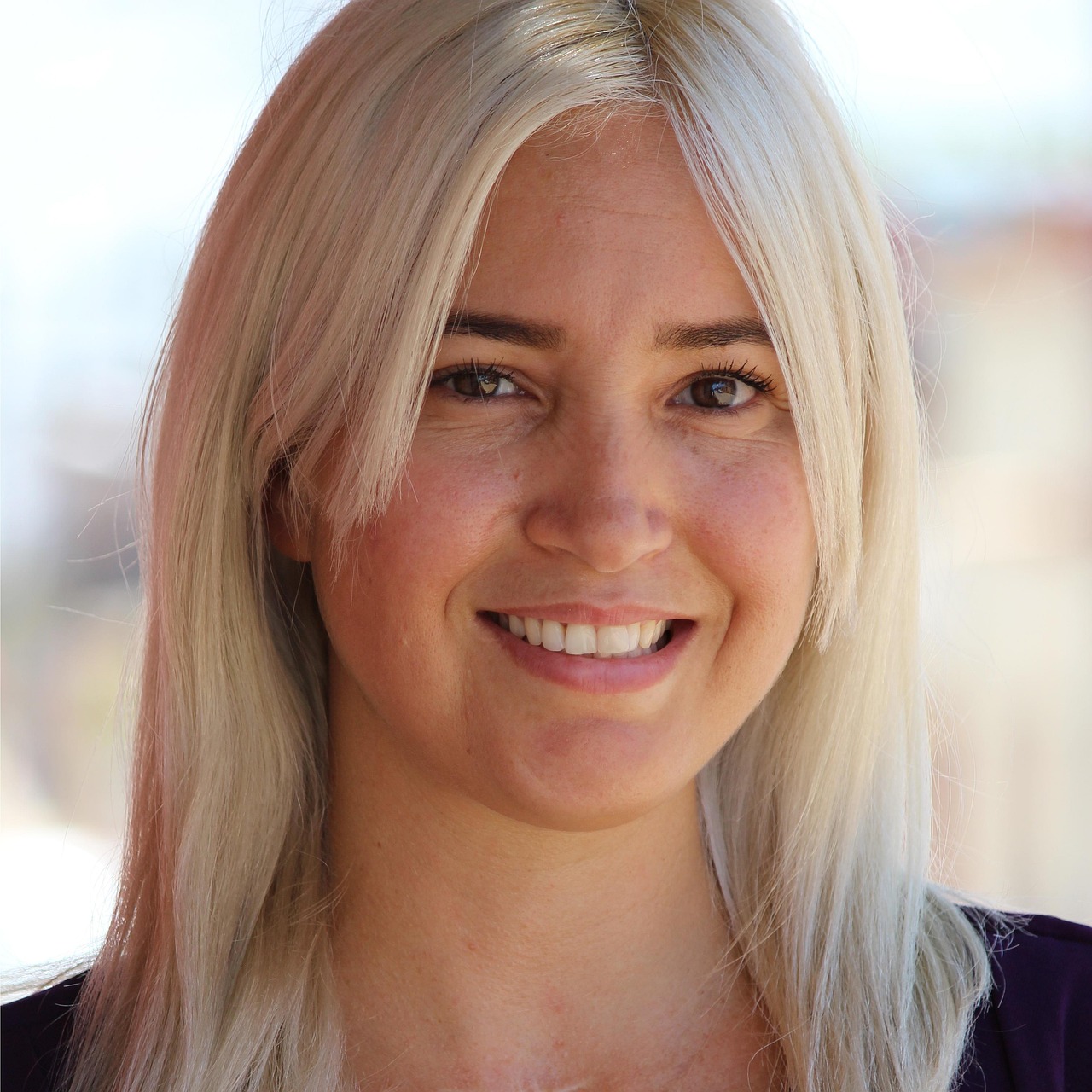 mujer, mujer rubia, sonrrisa, mirada, rostro, cara, mujer joven, ojos, pelo